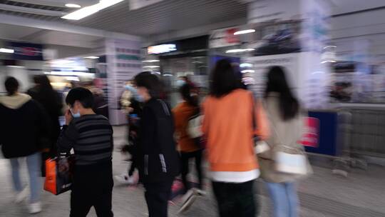 【4k】王家卫风格杭州地铁站人群实拍