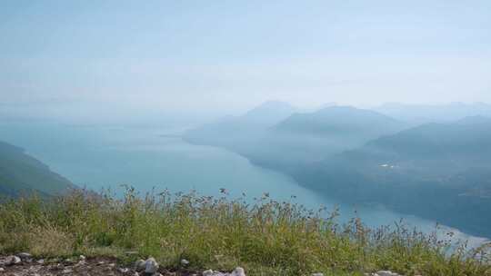 加尔达湖阿尔卑斯山上美丽的全景