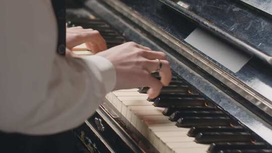 弹钢琴手部特写 抚摸琴键