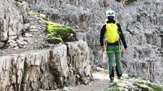 航拍登山运动员在小路上行走视频素材模板下载