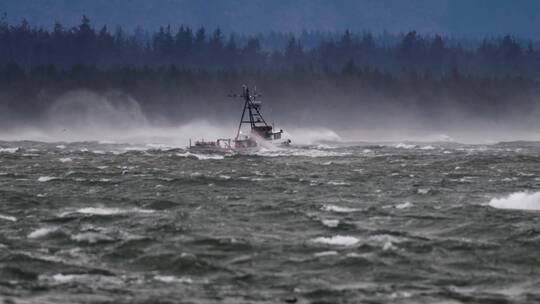 渔船乘风破浪出海捕鱼台风来袭