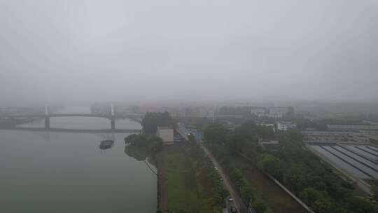 雨雾中的广东东江流域航拍