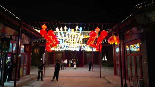 夜晚古街挂灯笼人群走动