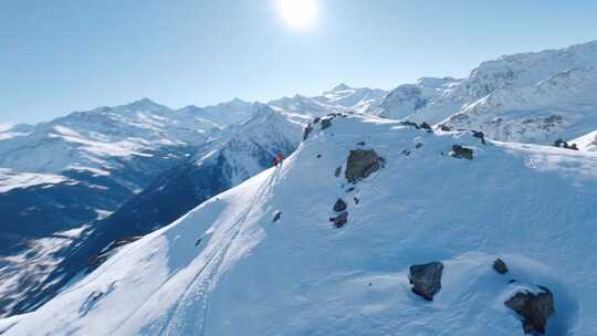 航拍雪山山顶自由人物滑雪惊险瞬间