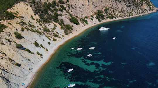 许多帆船和游艇在西班牙伊比沙岛的阿曼特海岸附近行驶。