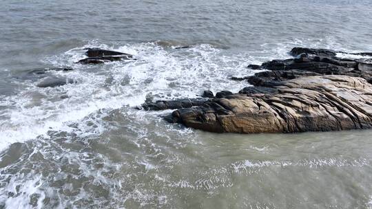 海水拍打礁石海浪拍打岩石海水浪花拍打礁石