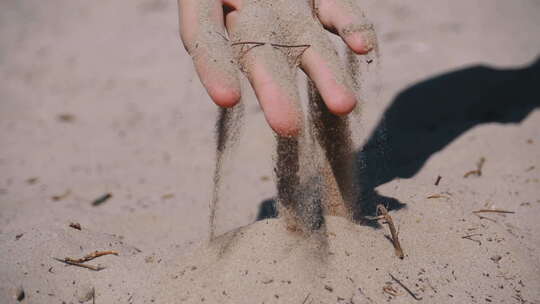沙子从一个人的手中缓慢落下