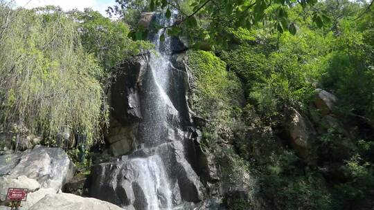 中国天津蓟县盘山风景区山上水流小溪瀑布