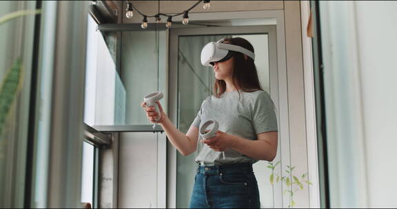 女子戴虚拟现实护目镜体验元宇宙
