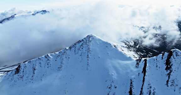 航拍冬季夹金山风景川西高原雪山景色迷人