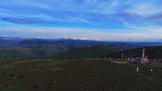 川西新都桥鱼子西贡嘎雪山日照金山航拍视频素材模板下载