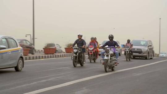 公路上行驶的汽车和摩托车