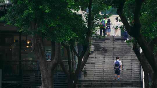 小学生放学爬提坎