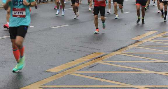 快速奔跑的人群 苏州城市马拉松比赛
