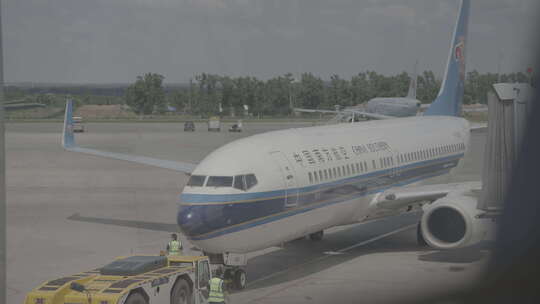 中国南方航空飞机停靠机场的场景