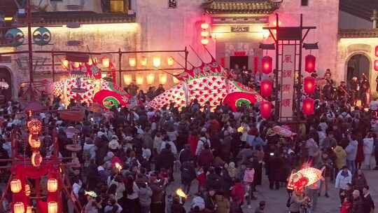 热闹的烟花秀现场烟火璀璨景象呈坎非遗鱼灯