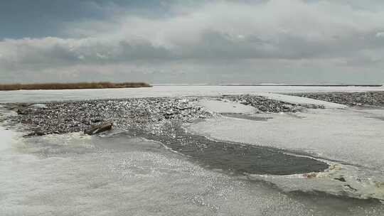 雪融冰河高清实拍