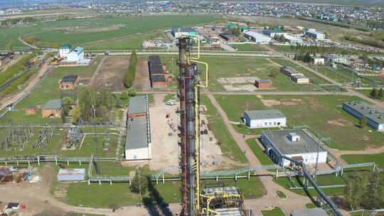 石油工厂领土上的塔与景观