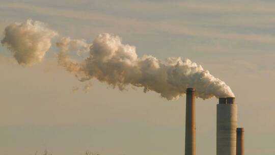 发电厂的烟囱向空气中喷出浓烟