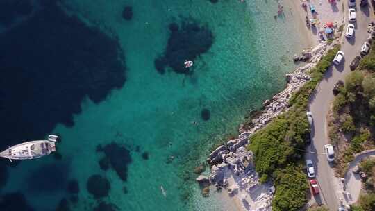 从大海上空的沿海公路过渡