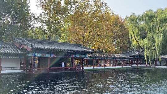 济南百脉泉景区，名泉水喷涌势头强劲