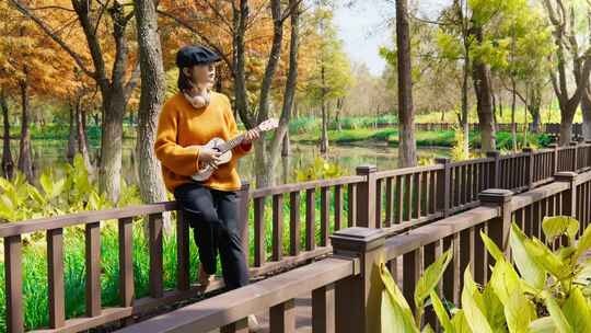 女孩在公园弹奏尤克里里