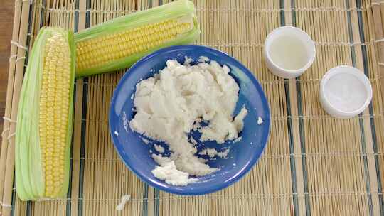 双手在竹席上揉捏面团