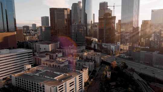 城市航拍加州洛杉矶日出摩天大楼汽车交通视频素材模板下载