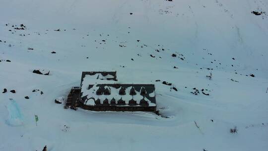 航拍雪山脚下的房子视频素材模板下载