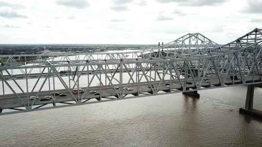 路易斯安那州新奥尔良市密西西比河新月城连接桥上行驶的车辆