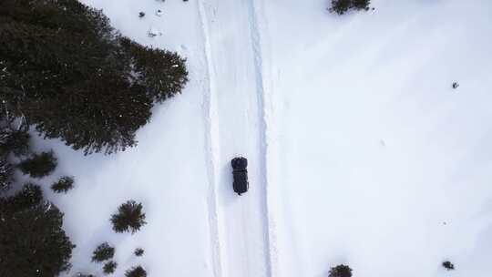 航拍新疆冬季喀纳斯湖雪景雪山森林冰河晨雾