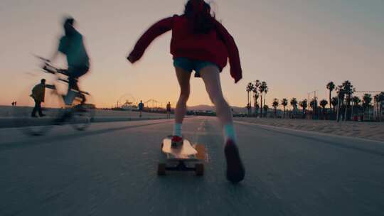 年轻女孩城市里滑长板