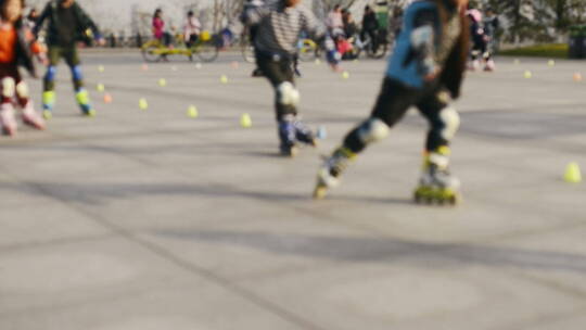 轮滑少年广场轮滑培训儿童学习轮滑视频素材模板下载