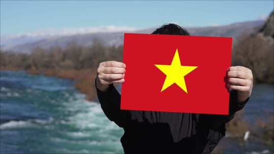 手持越南国旗横幅的人