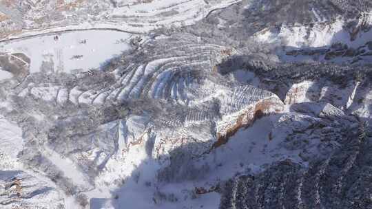 沟壑纵横的黄土高原雪景