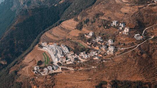 中国西南悬崖山坡上的村庄道路田地