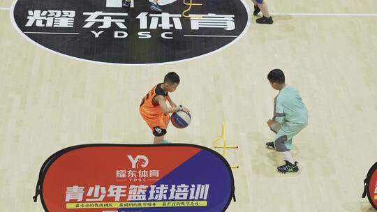中国小男孩篮球认真训练