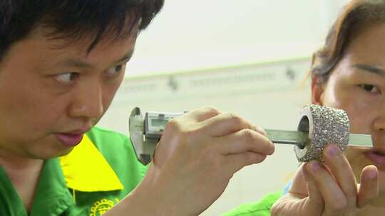 技术工程师在测量数据