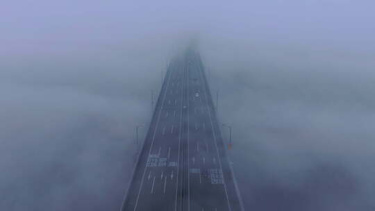 航拍云雾缭绕的高速公路