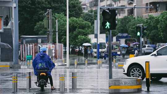 升格雨天的外卖小哥