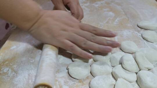 春节-过年-除夕-和面擀饺子皮包饺子视频素材模板下载