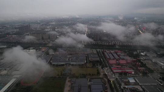 航拍城市雨后平流雾