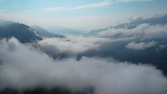 山谷间云雾航拍