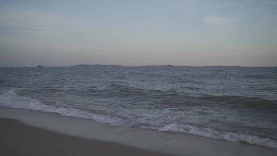 海边蓝天沙滩阳光休闲潮水海边海浪浪花拍打