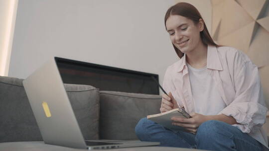 女人使用笔记本电脑学习视频素材模板下载