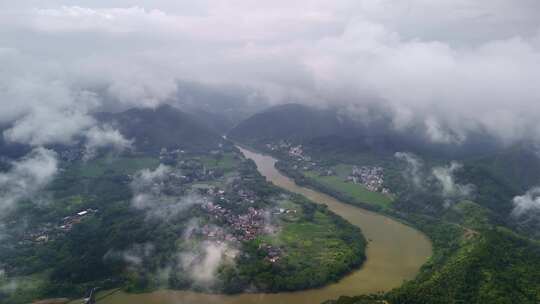 云雾缭绕河流大山乡村