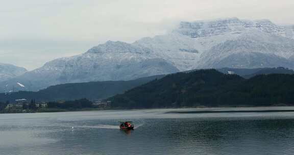 高清实拍瓦屋山雅女湖雪山湖泊