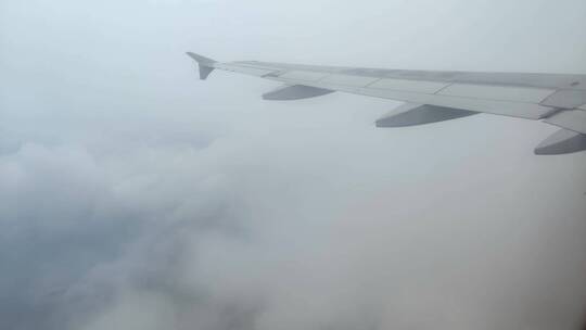 恶劣天气雨天下云雾中飞行的飞机