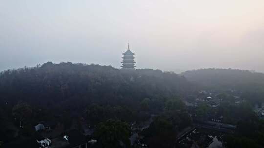 晨雾中的雷峰塔