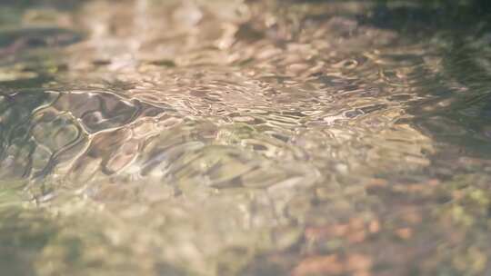 阳光下的溪水水纹特写